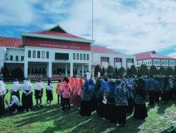 Pemda Bursel Upacara Peringati Hardiknas Tahun 2024, Sekda Ruslan Makatitta Jadi Inspektur Upacara