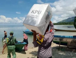 Pastikan Aman, Personil Polres Bursel Kawal Pergeseran Kotak Suara dari TPS ke PPK