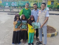 Amanah Lewo Berikan Bantuan Seragam Sekolah kepada Siswa keluarga Mualaf
