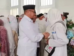 Bupati La Hamidi dan Wakil Bupati Gerson Nyambut Kepulangan Jama’ah Haji Asal Bursel