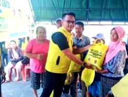 Jelang HUT ke-61, DPD Golkar Bursel Gelar Pembagian Paket Sembako Sebagai Bentuk Kepedulian Sosial