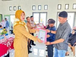 Pemdes Aer Salobar Serahkan Seragam dan Ijazah Siswa Madrasah