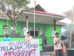 Mahasiswa dan Warga Gelar Aksi di Kantor Desa Papaceda, Tuntut Transparansi Dana Desa