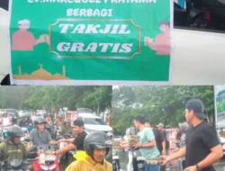 Berkah Ramadan, Direktur CV Marcquez Pratama Bagikan Takjil Gratis di Ternate
