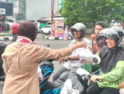 Satbinmas Polres Ternate dan Saka Bhayangkara Bagikan Takjil Gratis kepada Pengendara