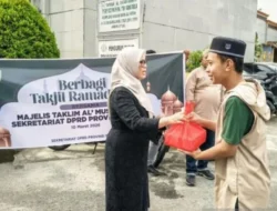 Sekretariat DPRD Maluku Bagikan Takjil, Tumbuhkan Semangat Kebersamaan di Bulan Ramadhan