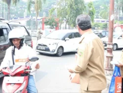 Cegah ISPA Akibat Kabut Asap, Gubernur Maluku Bagikan 1.500 Masker kepada Masyarakat